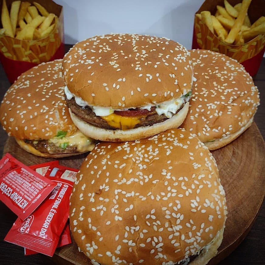 Foto de perfil da Cinthia para a seção de avaliações.